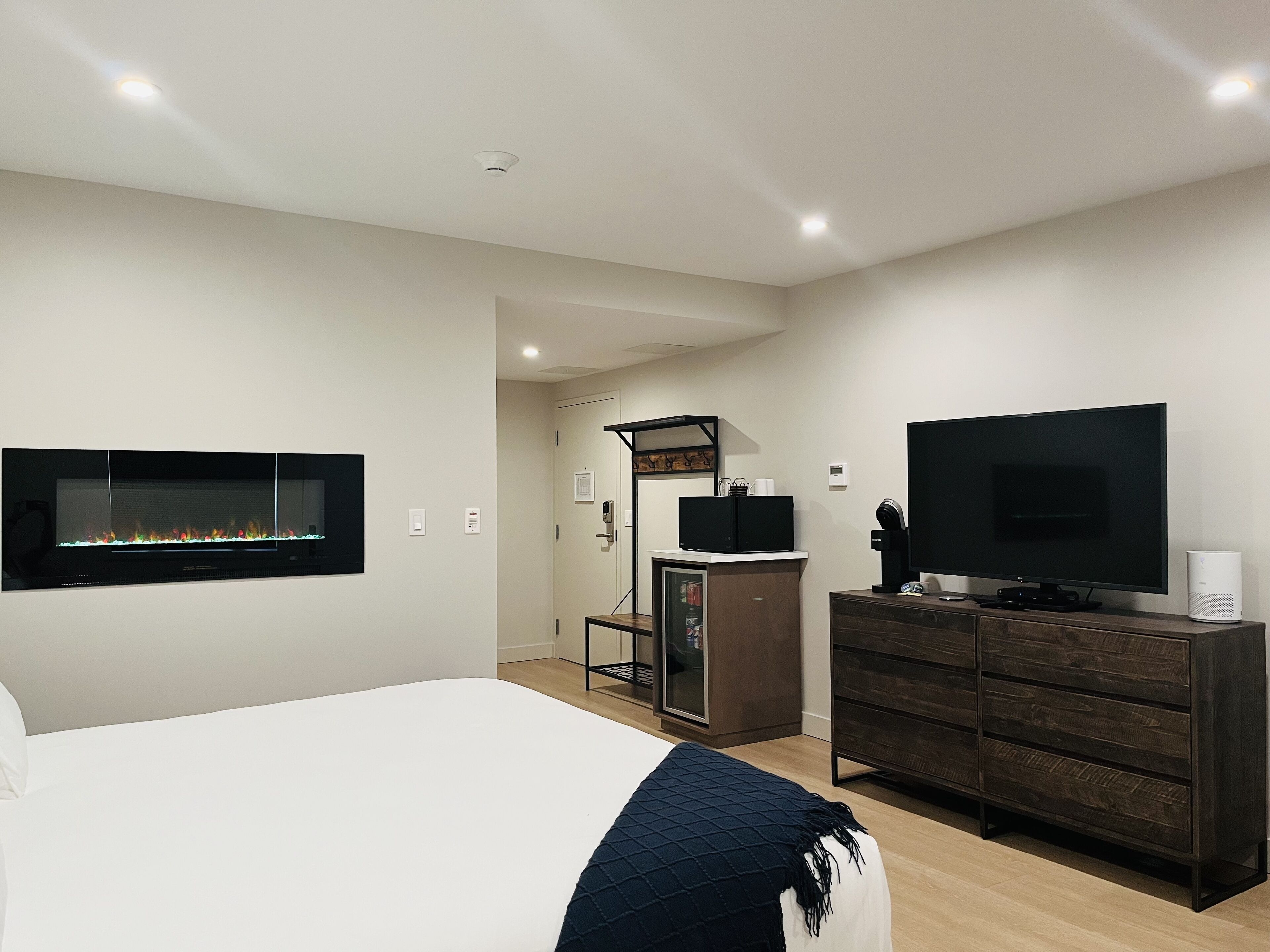 premium bedding, in-room safe, desk, laptop workspace