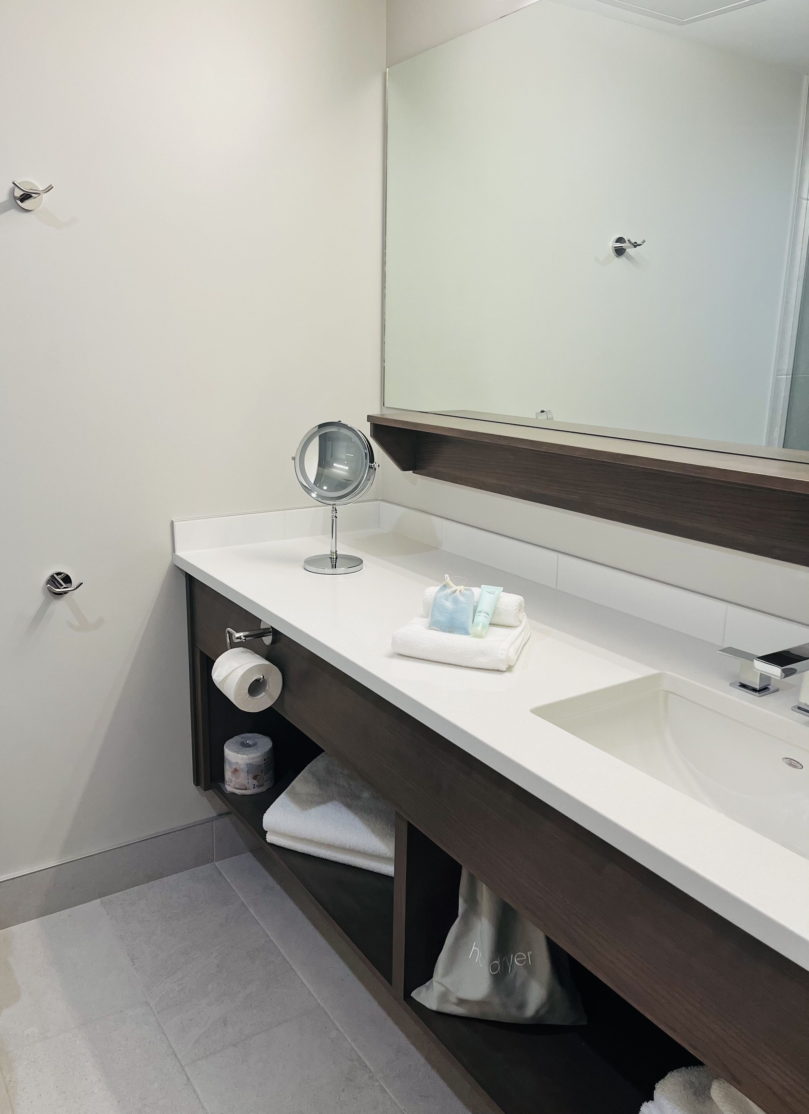 shower, rainfall showerhead, free toiletries, slippers