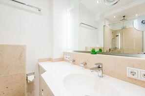Shower, hair dryer, towels
