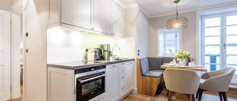 冷蔵庫、オーブン、コンロ、食器洗い機