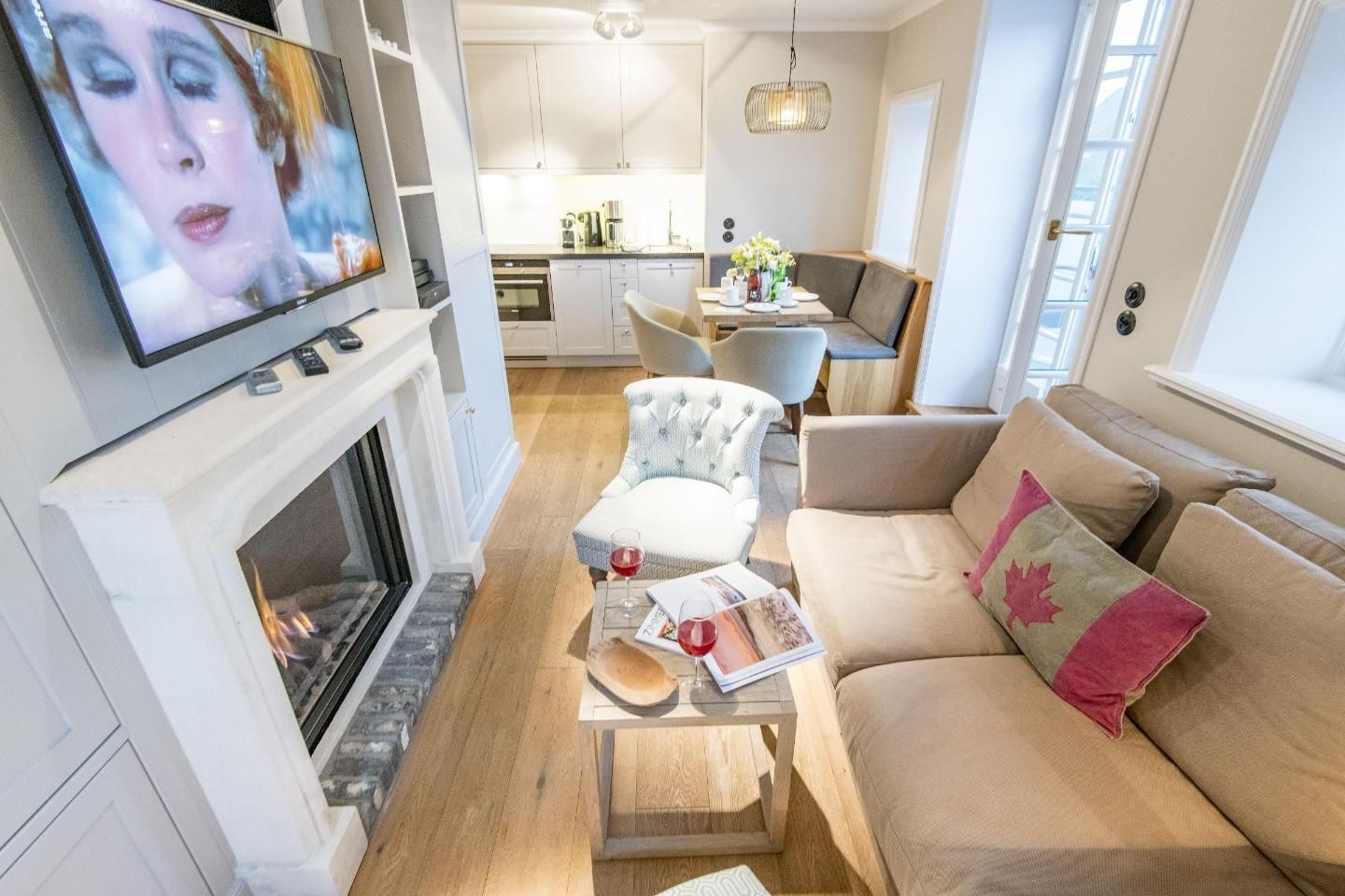 Televisie, een dvd-speler en een stereo