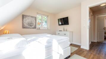 3 bedrooms, iron/ironing board, WiFi, bed sheets