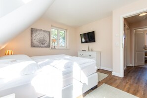 3 bedrooms, iron/ironing board, WiFi, bed sheets