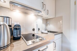 Réfrigérateur, micro-ondes, plaque de cuisson, lave-vaisselle