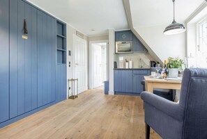 Unclassified image, 5 of 52, button