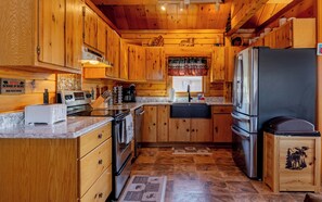 Fridge, microwave, oven, stovetop - Aviators Landing at Jim Mountain- Mountain family retreat! (Cody)