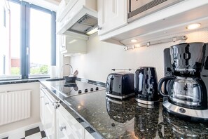 Frigorífico, placa de cocina, lavavajillas y cafetera o tetera