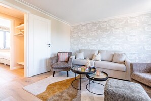 Unclassified image, 5 of 38, button