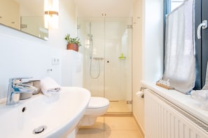 Shower, hair dryer, towels - Stadthaus Boysenstraße, Whg. 7 - Stadthaus Boysen (Sylt)