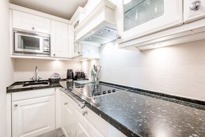 Fridge, stovetop, dishwasher, coffee/tea maker