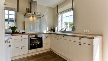 Fridge, oven, stovetop, dishwasher