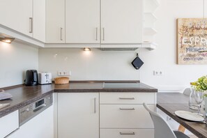 Réfrigérateur, micro-ondes, plaque de cuisson, lave-vaisselle