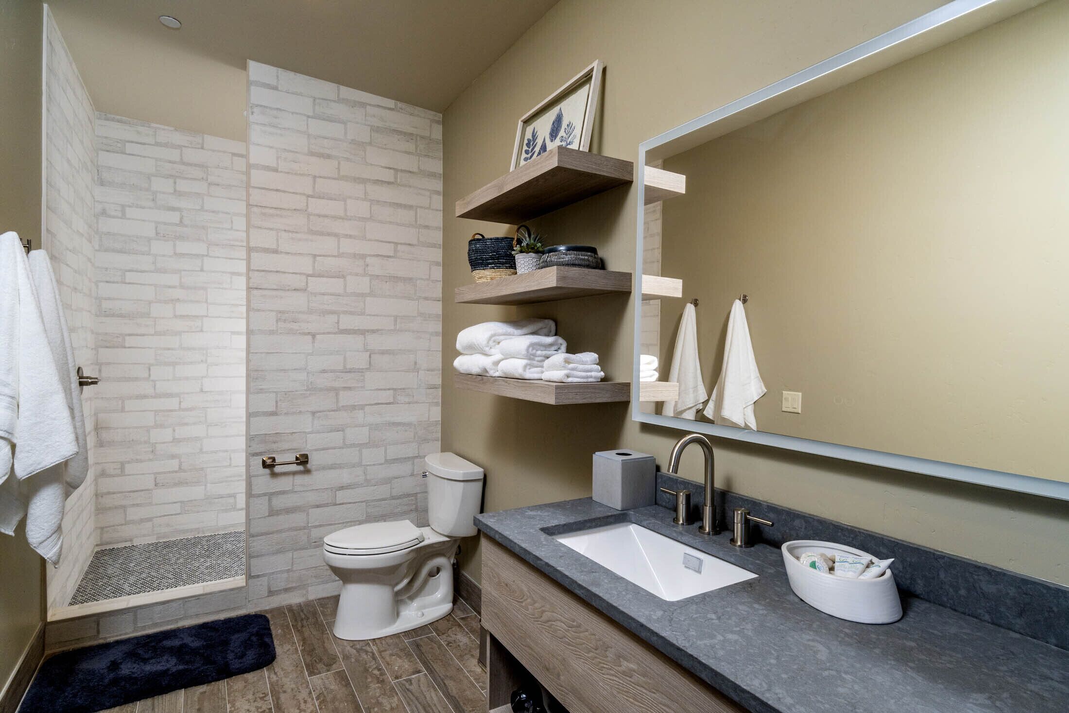 Room | Bathroom | Hair dryer, towels, soap, shampoo