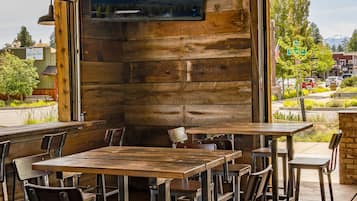 Déjeuner et dîner servis sur place