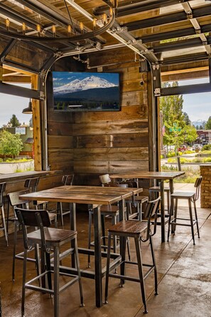 Lunch and dinner served - Ski Inn Taphouse Hotel (Sisters)