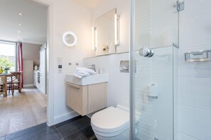 Dusche, Haartrockner, Handtücher