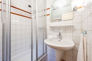 Een douche, een haardroger, handdoeken