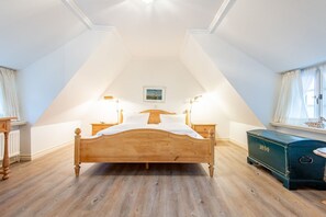 3 bedrooms, in-room safe, iron/ironing board, WiFi