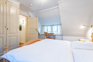 2 slaapkamers, een kluis op de kamer, een strijkplank/strijkijzer, wifi
