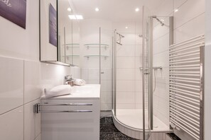 Dusche, Haartrockner, Handtücher