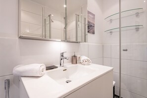 Shower, hair dryer, towels - House Käpt'n-Christiansen-Straße 17, Whg. 17 (Sylt)