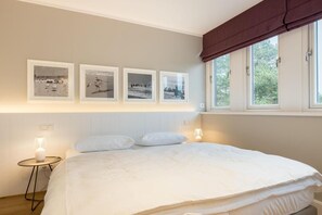 Unclassified image, 4 of 49, button