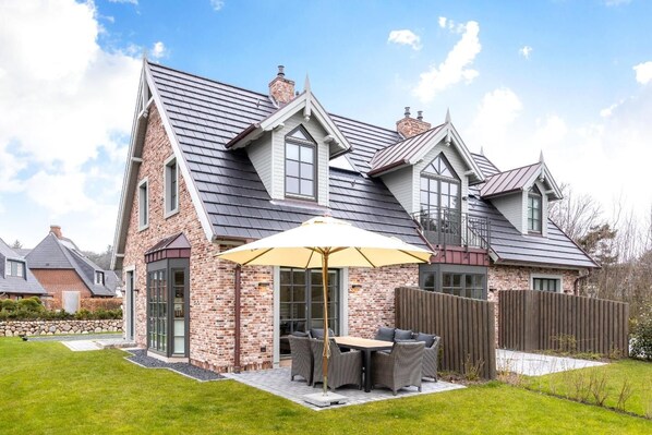 Unclassified image, 1 of 43, button