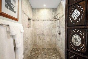 Ducha y bañera combinadas, secador de pelo, toallas y jabón