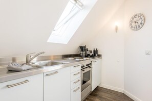 Fridge, oven, stovetop, dishwasher