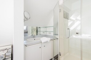 Shower, hair dryer, towels - Haus Christof, Whg. 9 - Strandnah. Bezaubernd. Ruhig. - Objekt-id: Ciw/09 (Wenningstedt-Braderup (Sylt))