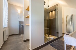 Dusche, Haartrockner, Handtücher