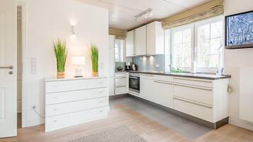 Cafetera/tetera, refrigerador, horno, placa de cocina