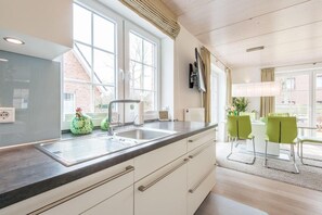 Kylskåp, ugn, spishäll och diskmaskin