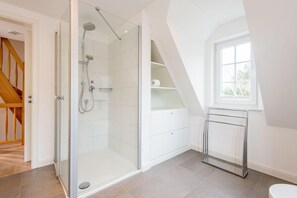 Dusche, Haartrockner, Handtücher