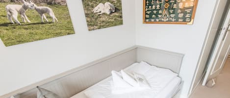 4 bedrooms, desk, iron/ironing board, WiFi
