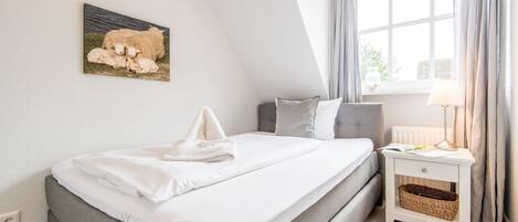 4 bedrooms, desk, iron/ironing board, WiFi