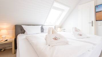 4 bedrooms, desk, iron/ironing board, WiFi