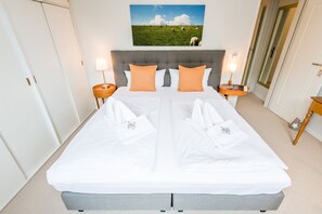 4 Schlafzimmer, Schreibtisch, Bügeleisen/Bügelbrett, WLAN