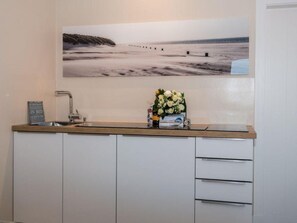 冷蔵庫、コンロ、食器洗い機、コーヒー / ティーメーカー