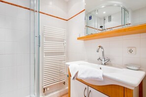 Sèche-cheveux, serviettes fournies