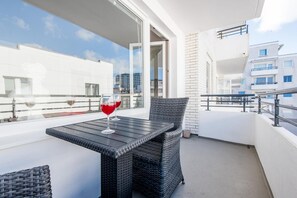 Outdoor dining - Haus Dünenburg, Whg. 24 - Gemütlich. Zentral. Strandnah. - Objekt-id: Hdb/24 (Sylt)