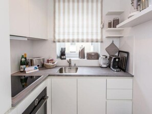 Kjøleskap, mikrobølgeovn, ovn og kokeplater