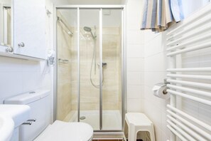 Shower, hair dryer, towels - House Friesenwall, apartment 26a (Sylt)