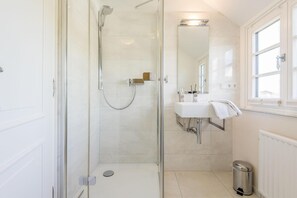 Een douche, een haardroger, handdoeken