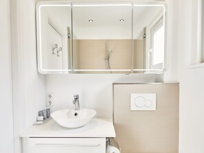 Douche, séchoir à cheveux, serviettes fournies, savon