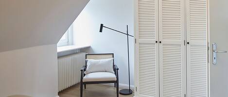 2 chambres, coffres-forts dans les chambres, fer et planche à repasser