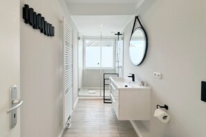 Unclassified image, 5 of 10, button