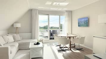 Ein modernes Wohnzimmer mit Sofa, Couchtisch, Esstisch und Stühlen. Ein großes Fenster mit Vorhängen, ein Gemälde an der Wand und eine Heizung sind ebenfalls vorhanden.