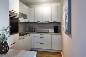 Kühlschrank, Mikrowelle, Ofen, Herdplatte