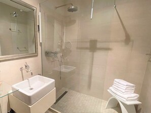 Dusj, hårføner, håndklær og såpe